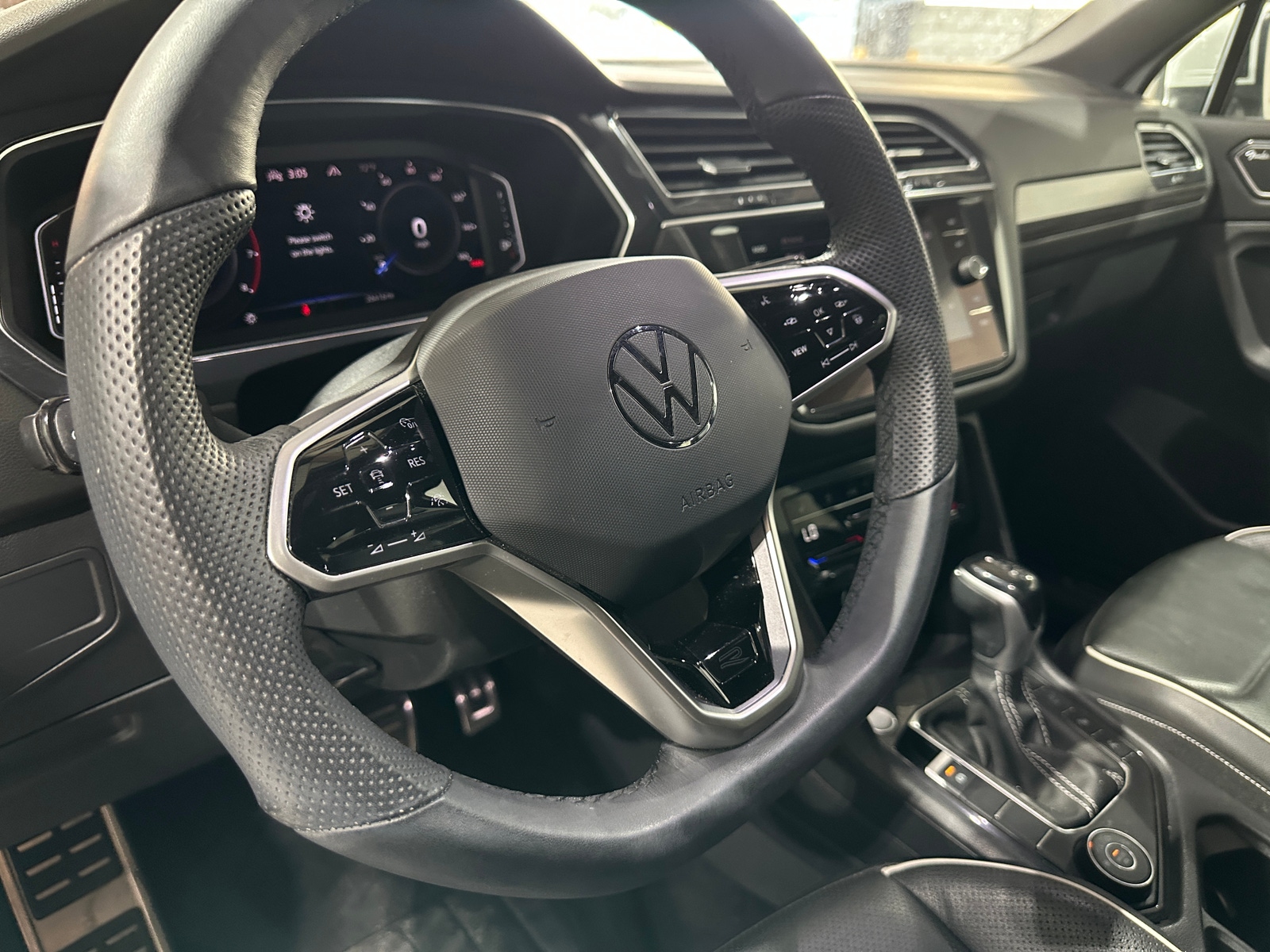 Thumbnail: 2022 Volkswagen Tiguan - 4