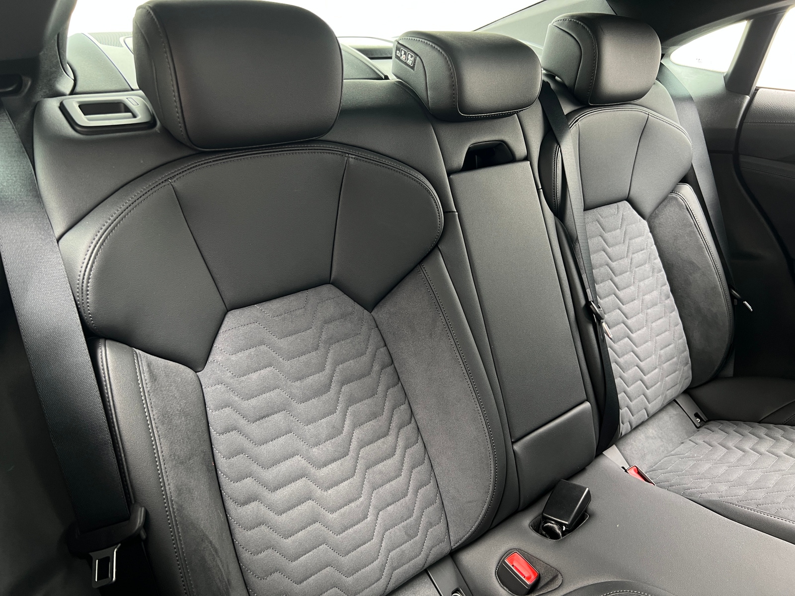 Thumbnail: 2022 Audi e-tron GT - 5