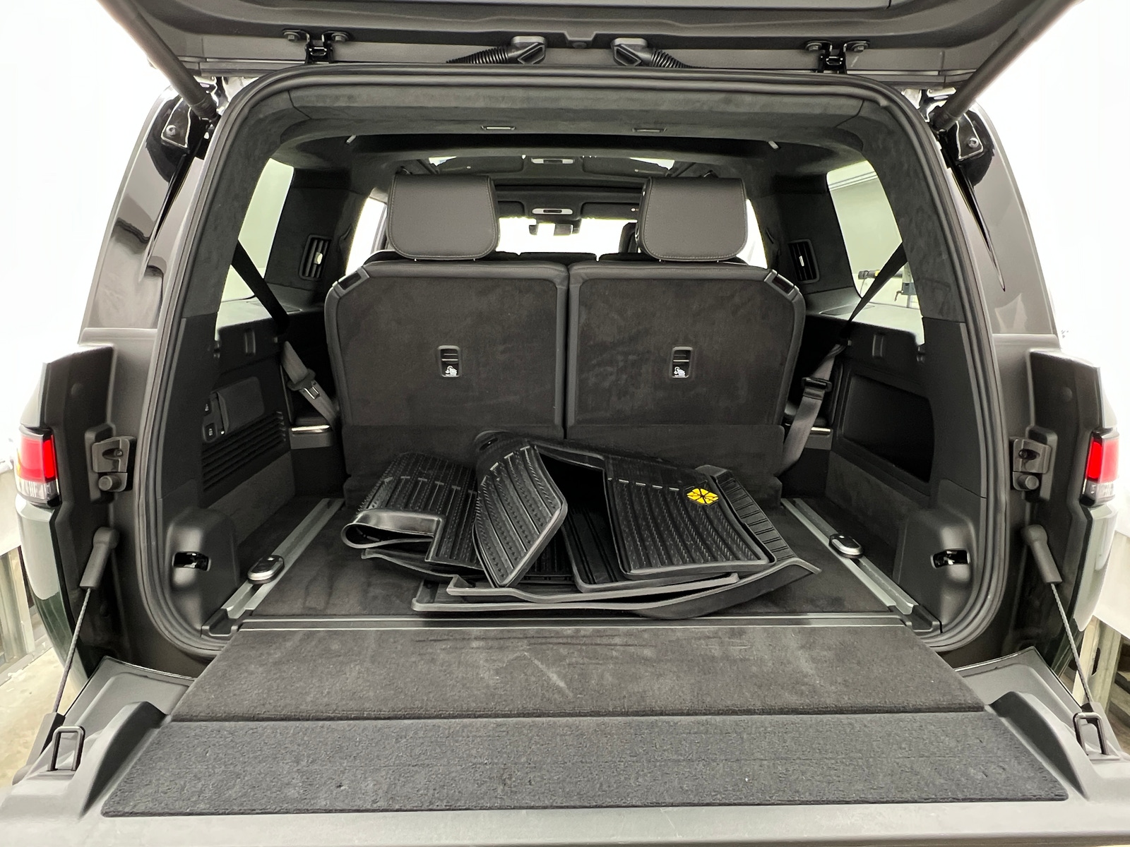 Thumbnail: 2025 Rivian R1S - 6