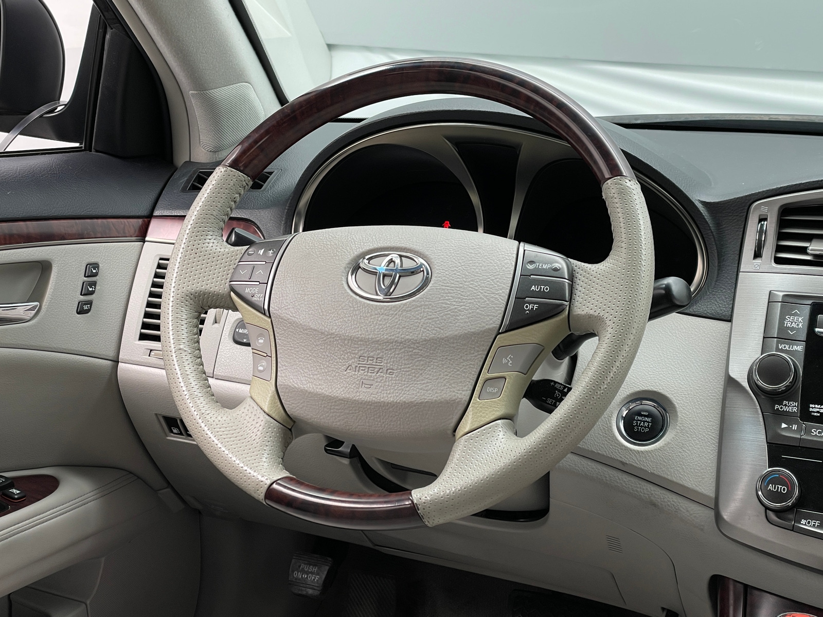 Thumbnail: 2011 Toyota Avalon - 4