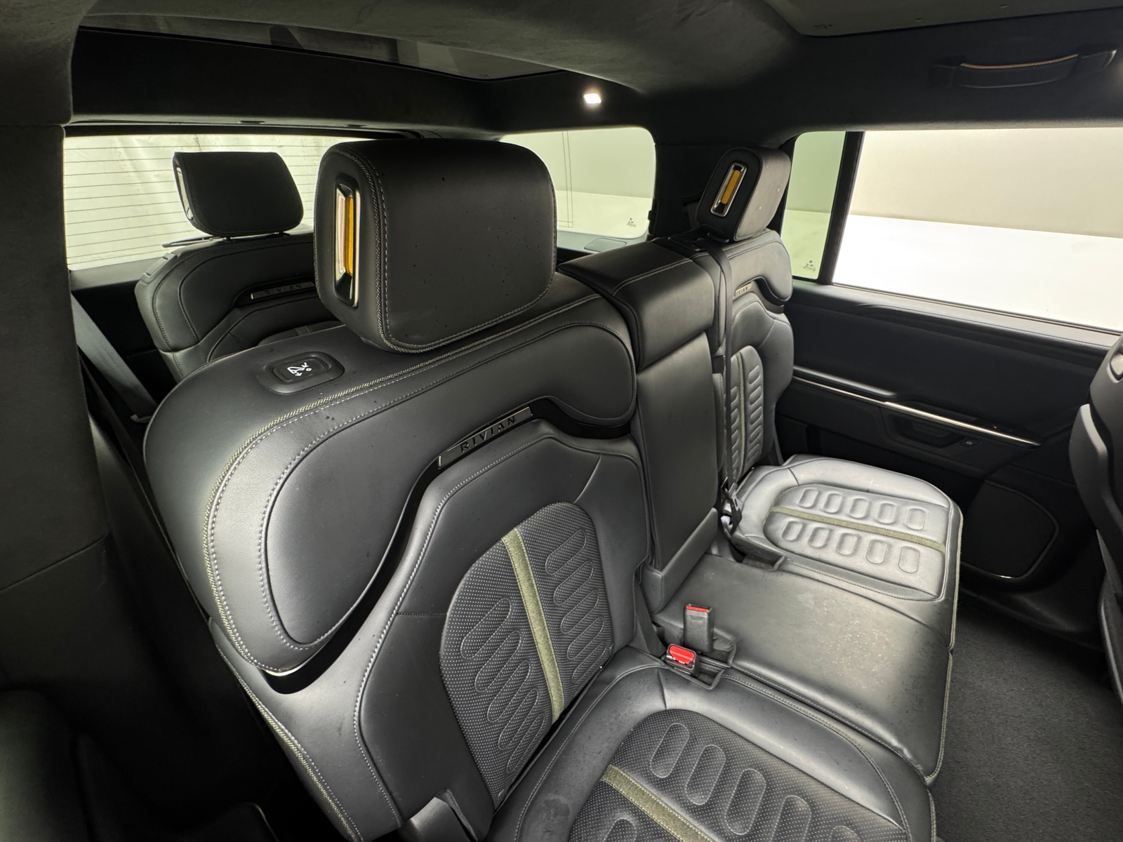 Thumbnail: 2025 Rivian R1S - 5