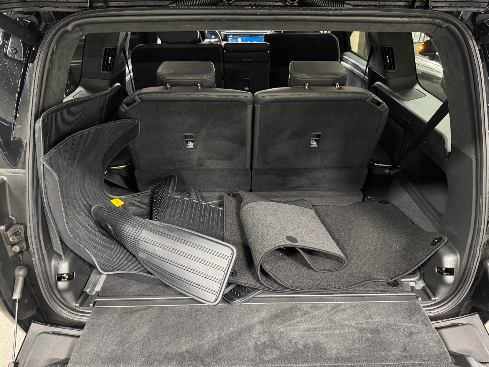 Thumbnail: 2025 Rivian R1S - 6