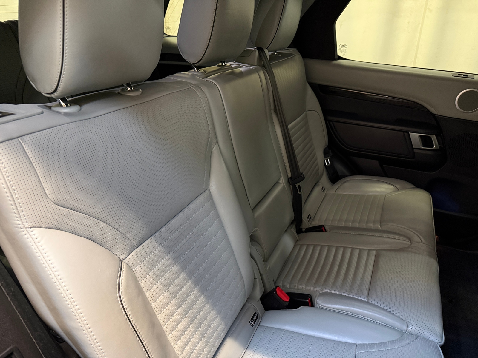 Thumbnail: 2019 Land Rover Discovery - 5