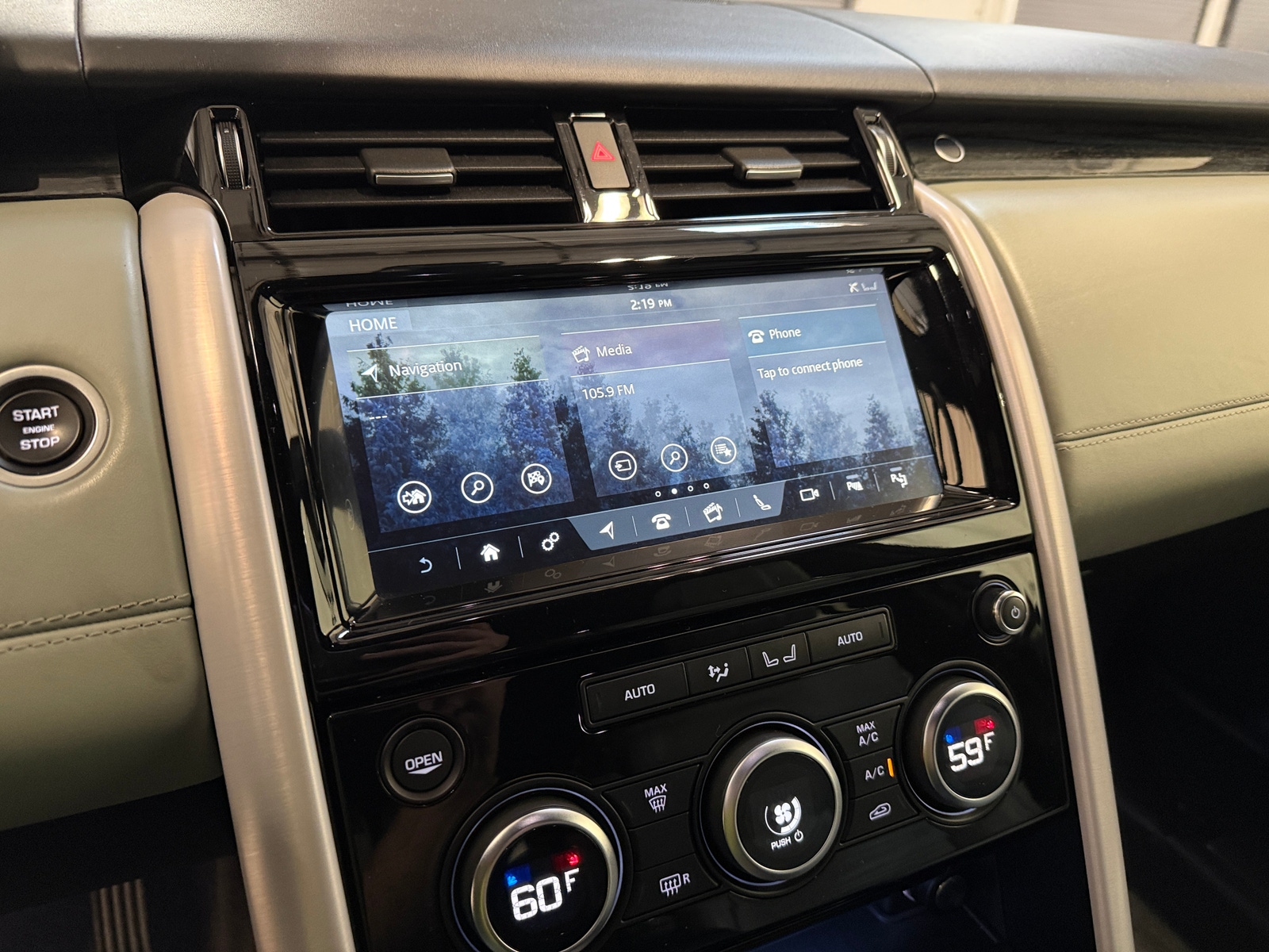 Thumbnail: 2019 Land Rover Discovery - 3