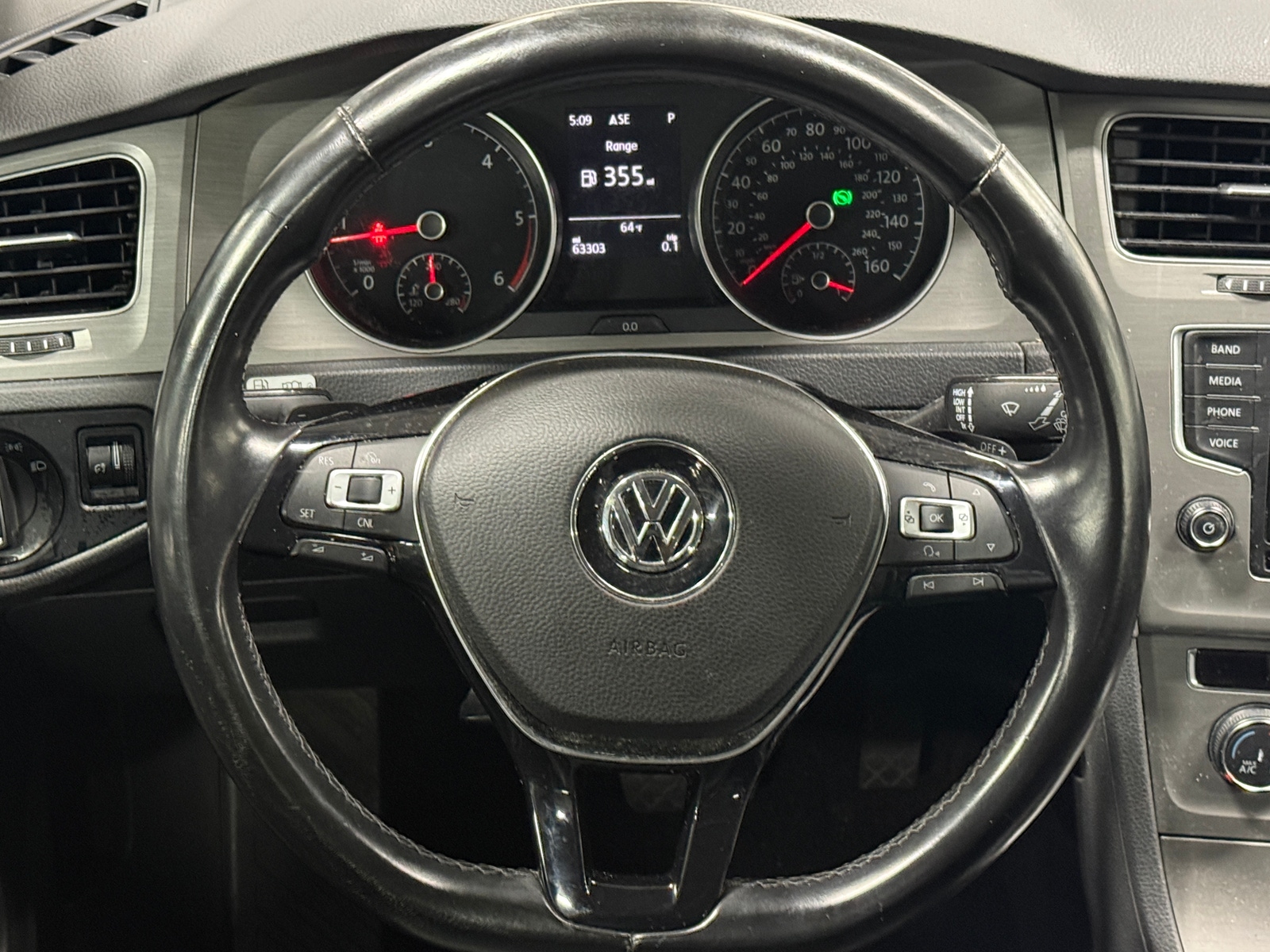 Thumbnail: 2015 Volkswagen e-Golf - 4