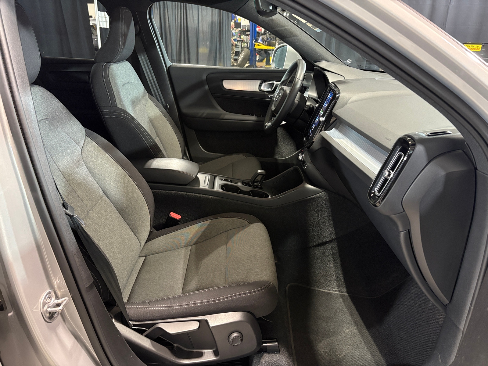 Thumbnail: 2024 Volvo XC40 - 2