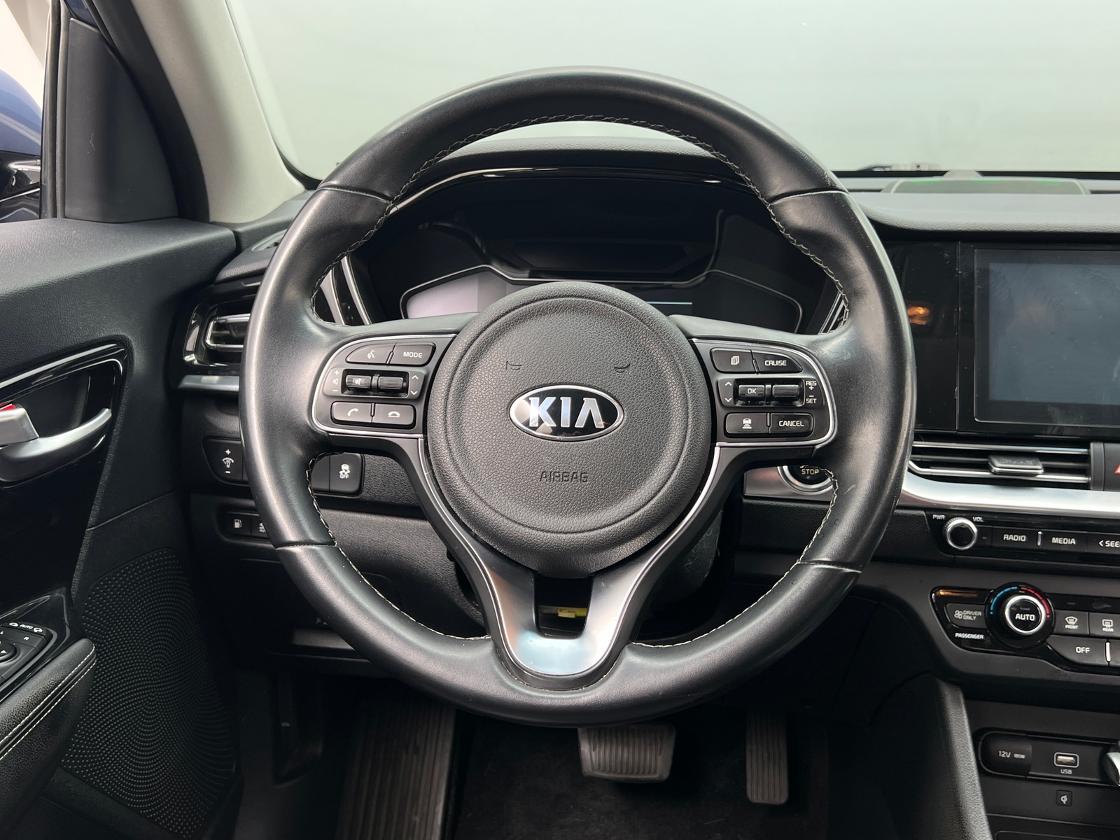 Thumbnail: 2020 Kia Niro - 4