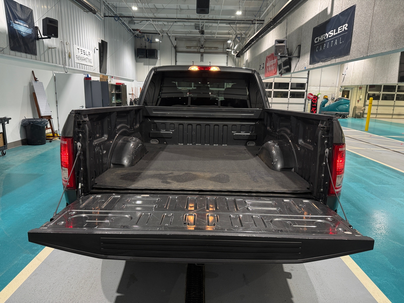 Thumbnail: 2017 Ford Econoline - 7