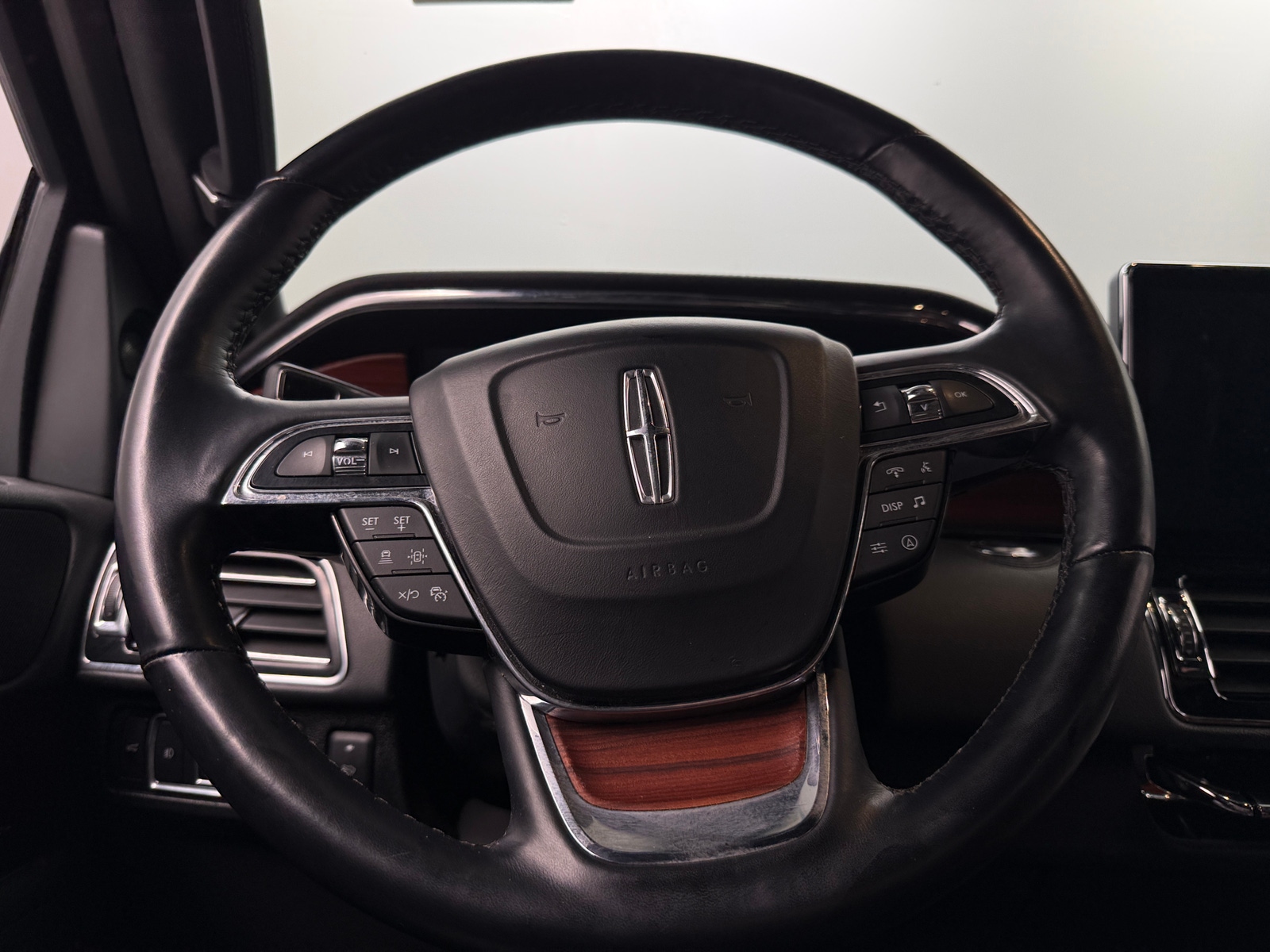 Thumbnail: 2024 Lincoln Navigator L - 4