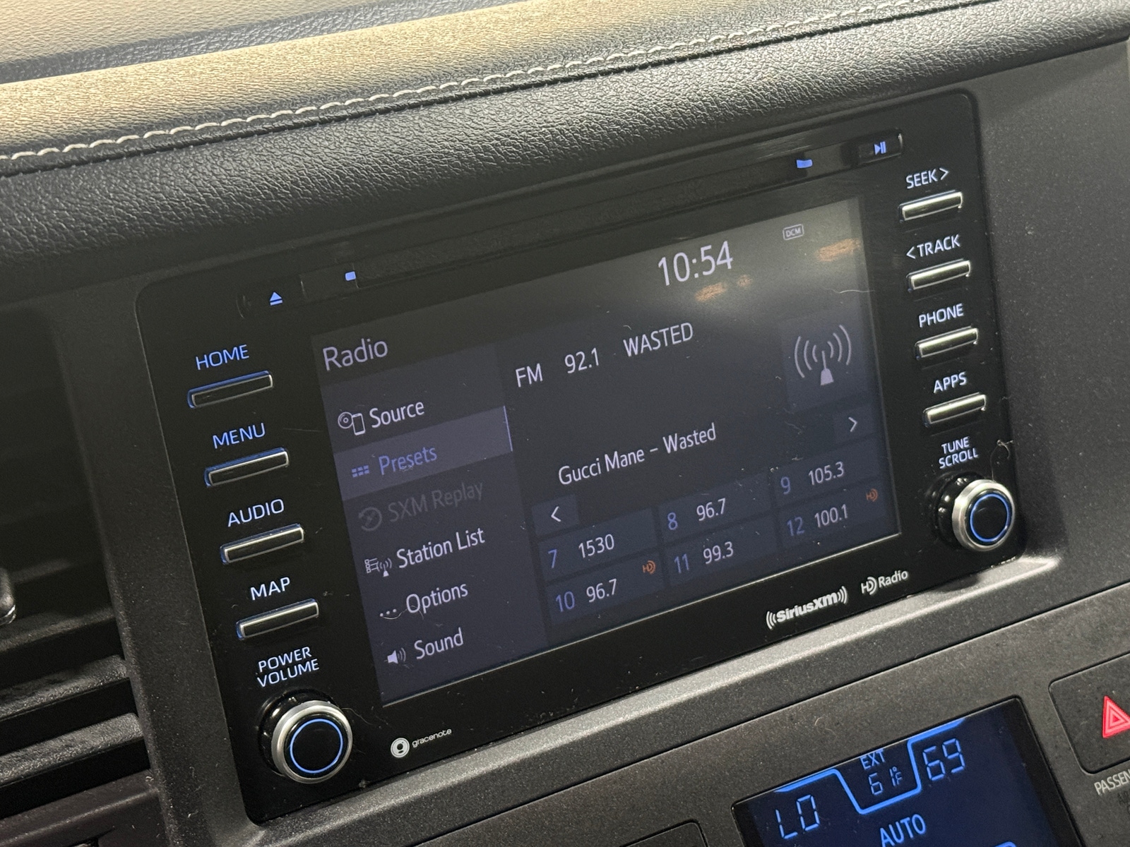 Thumbnail: 2019 Toyota Sienna - 3