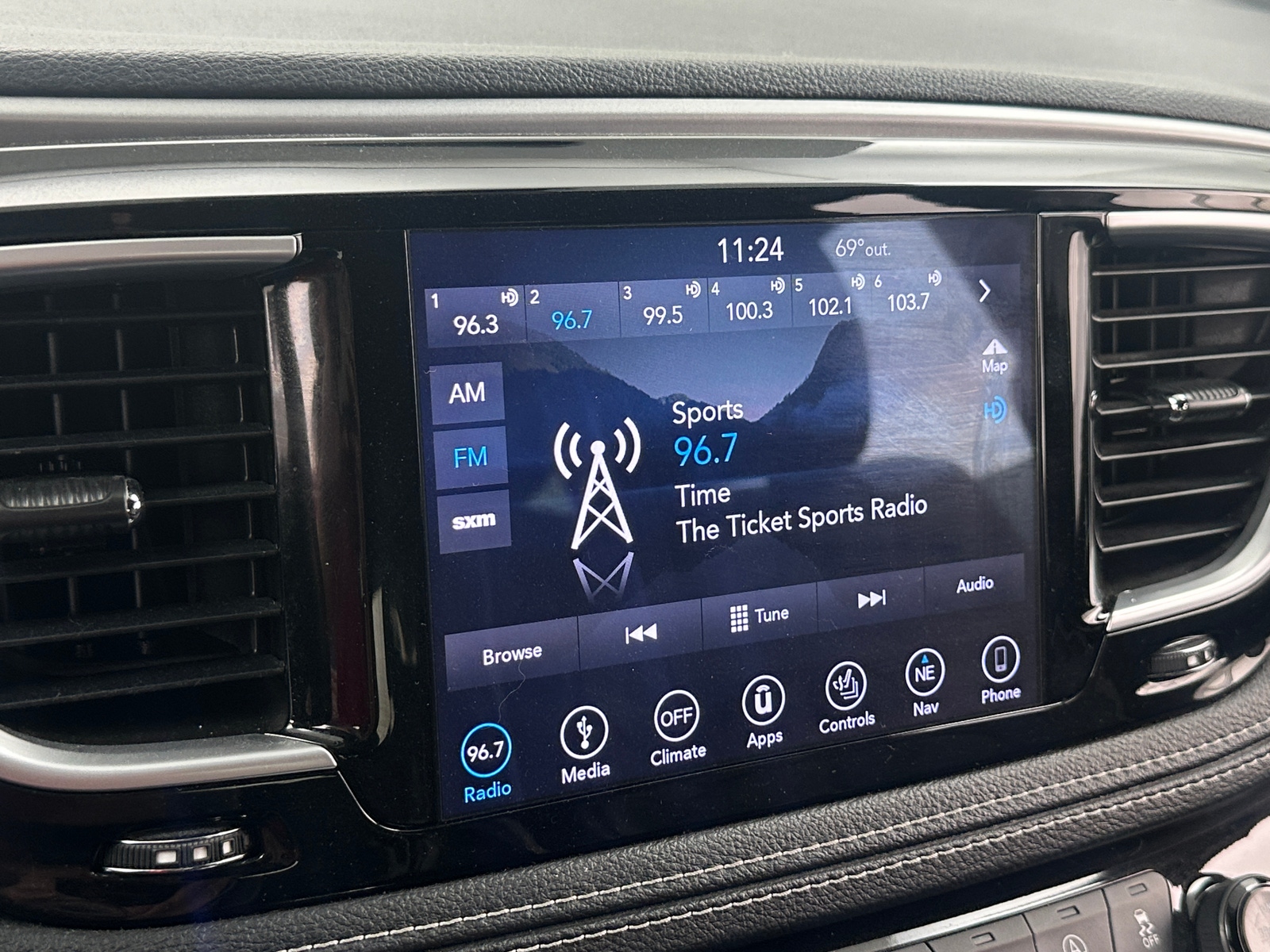 Thumbnail: 2018 Chrysler Pacifica - 3