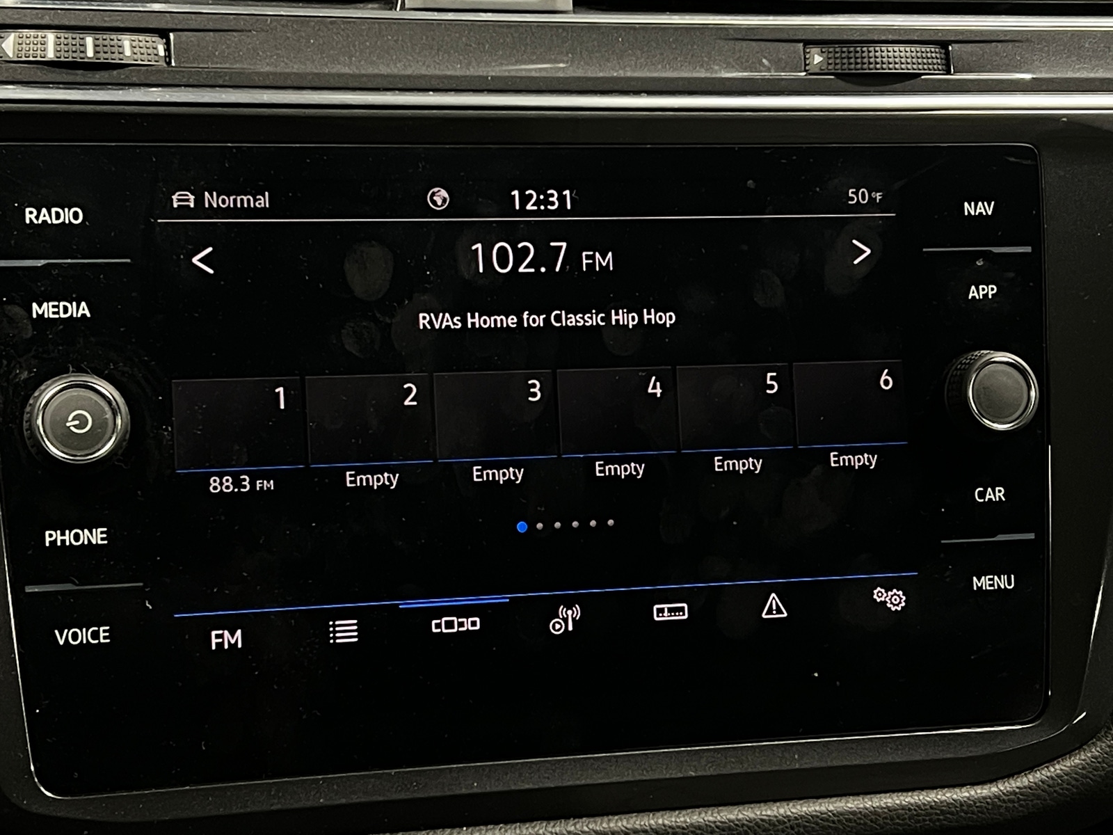 Thumbnail: 2022 Volkswagen Tiguan - 4