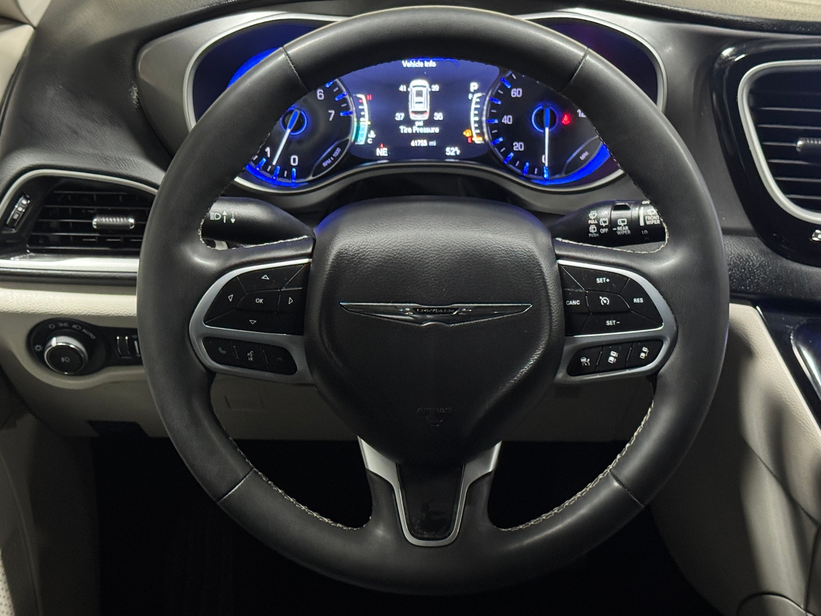 Thumbnail: 2023 Chrysler Pacifica - 4