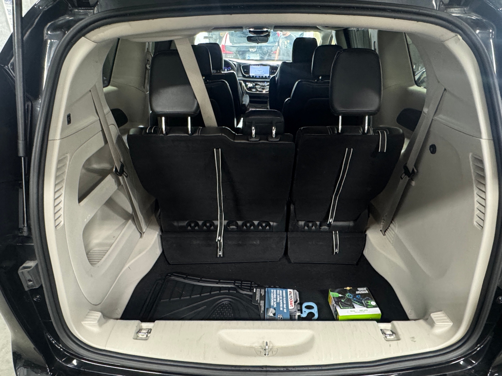 Thumbnail: 2023 Chrysler Pacifica - 6