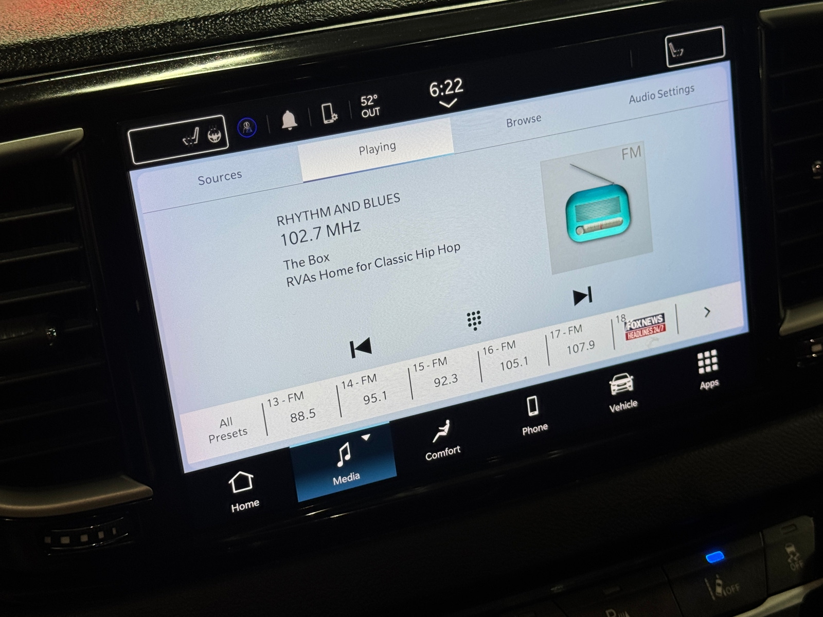 Thumbnail: 2023 Chrysler Pacifica - 3