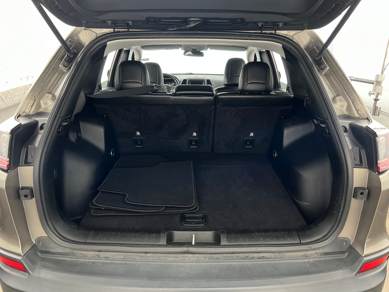 Thumbnail: 2019 Jeep Cherokee - 7