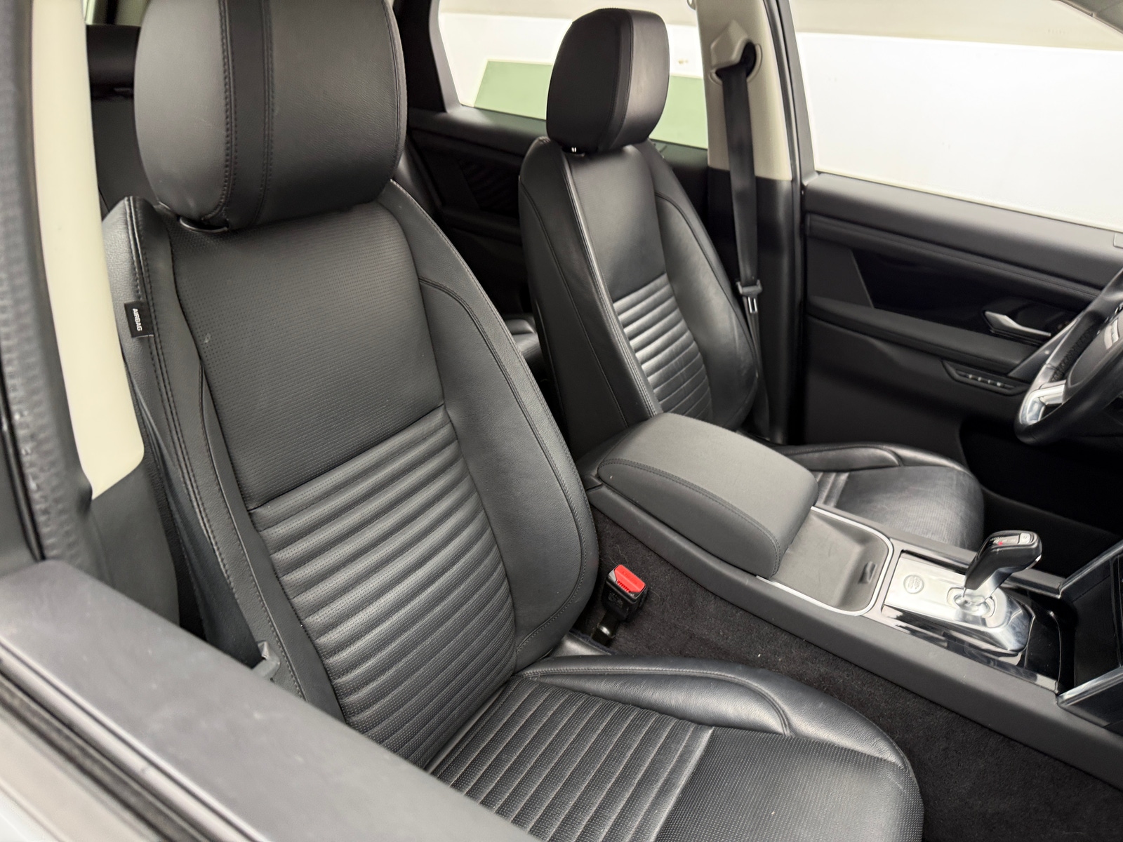 Thumbnail: 2020 Land Rover Discovery Sport - 2