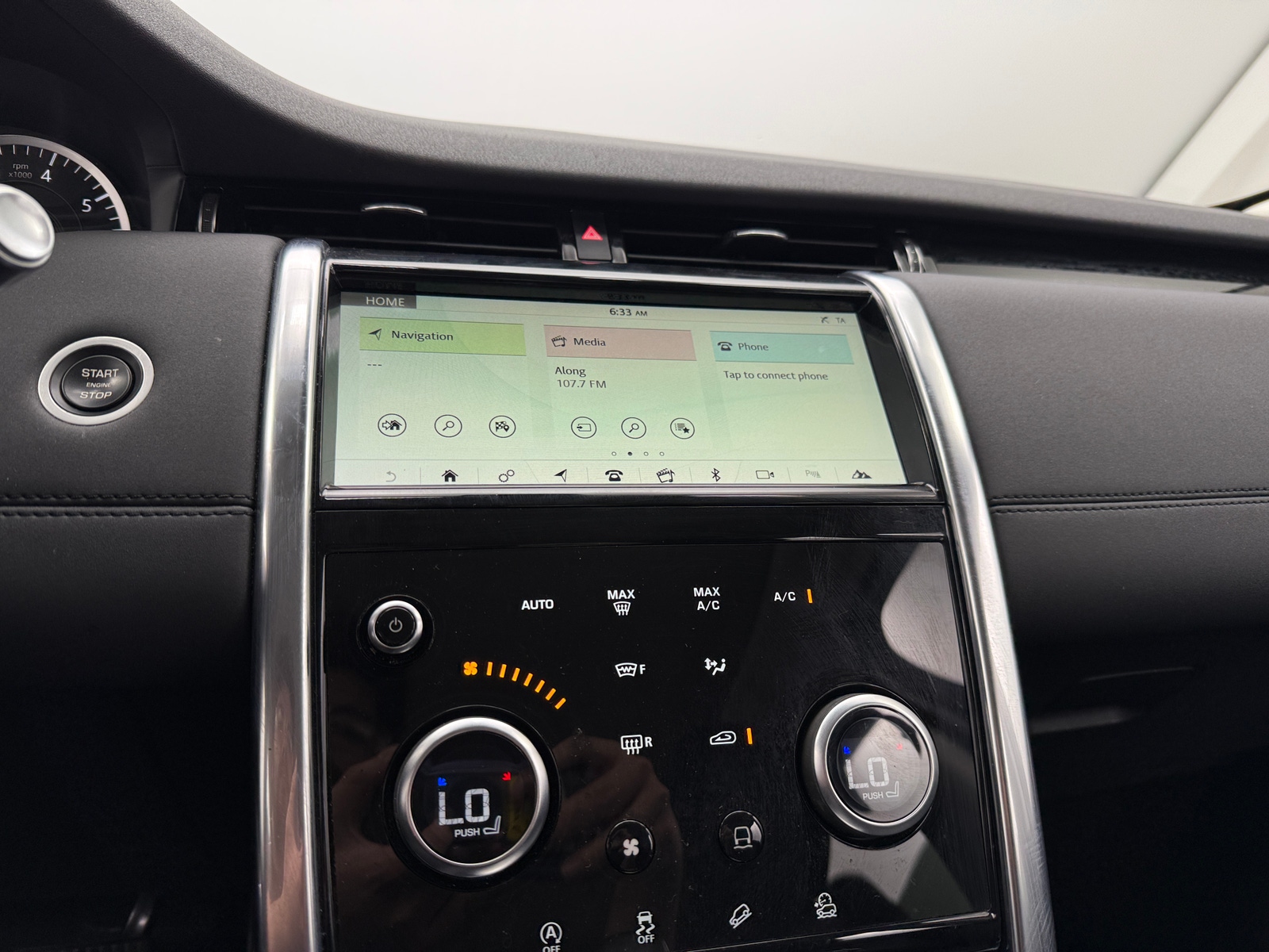 Thumbnail: 2020 Land Rover Discovery Sport - 4