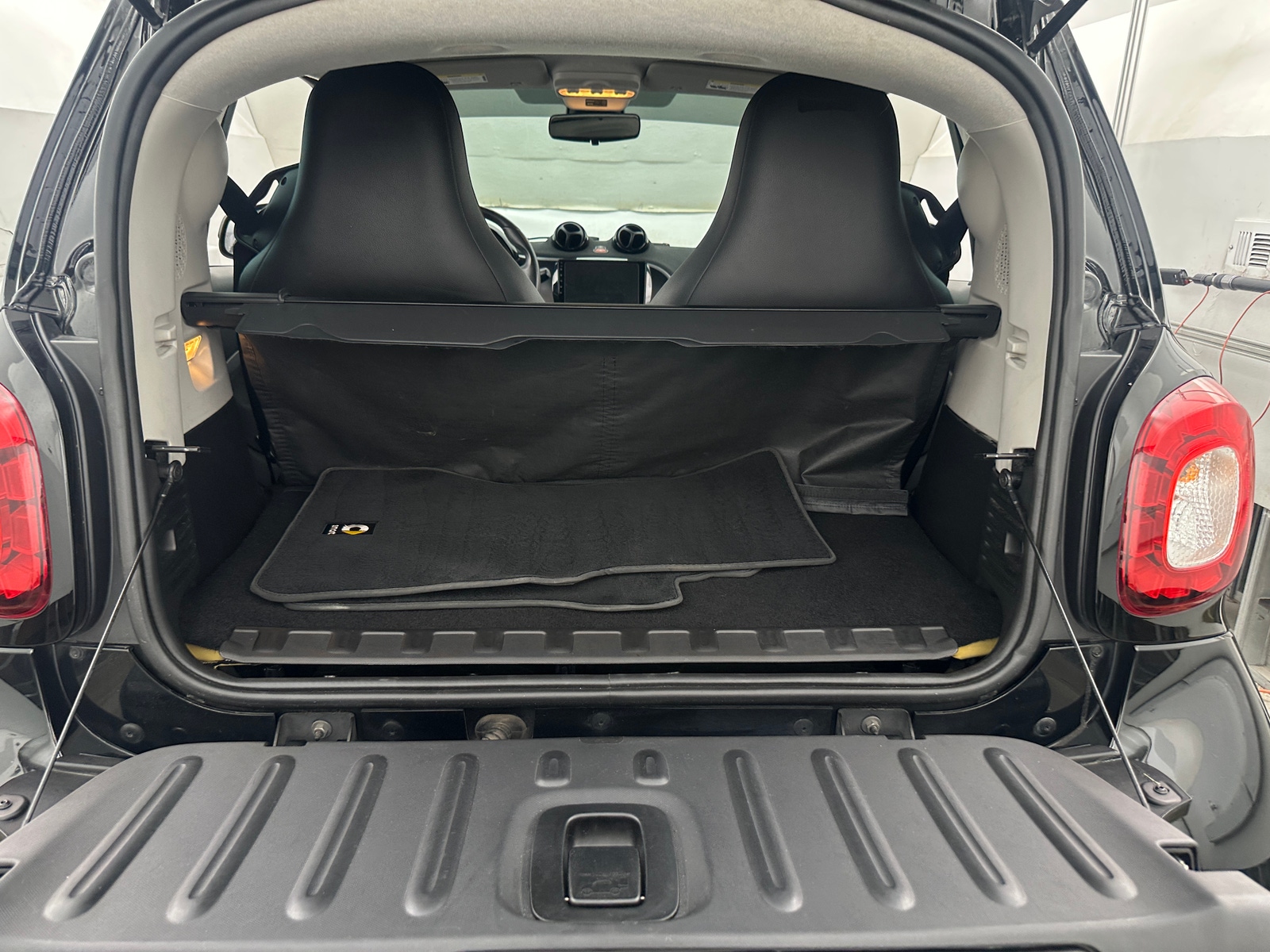 Thumbnail: 2017 smart fortwo - 6