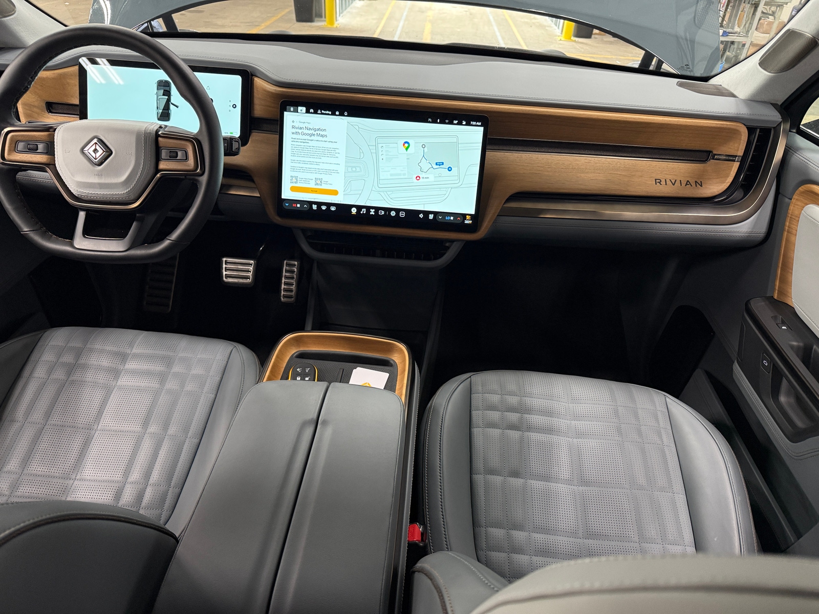 Thumbnail: 2025 Rivian R1S - 2