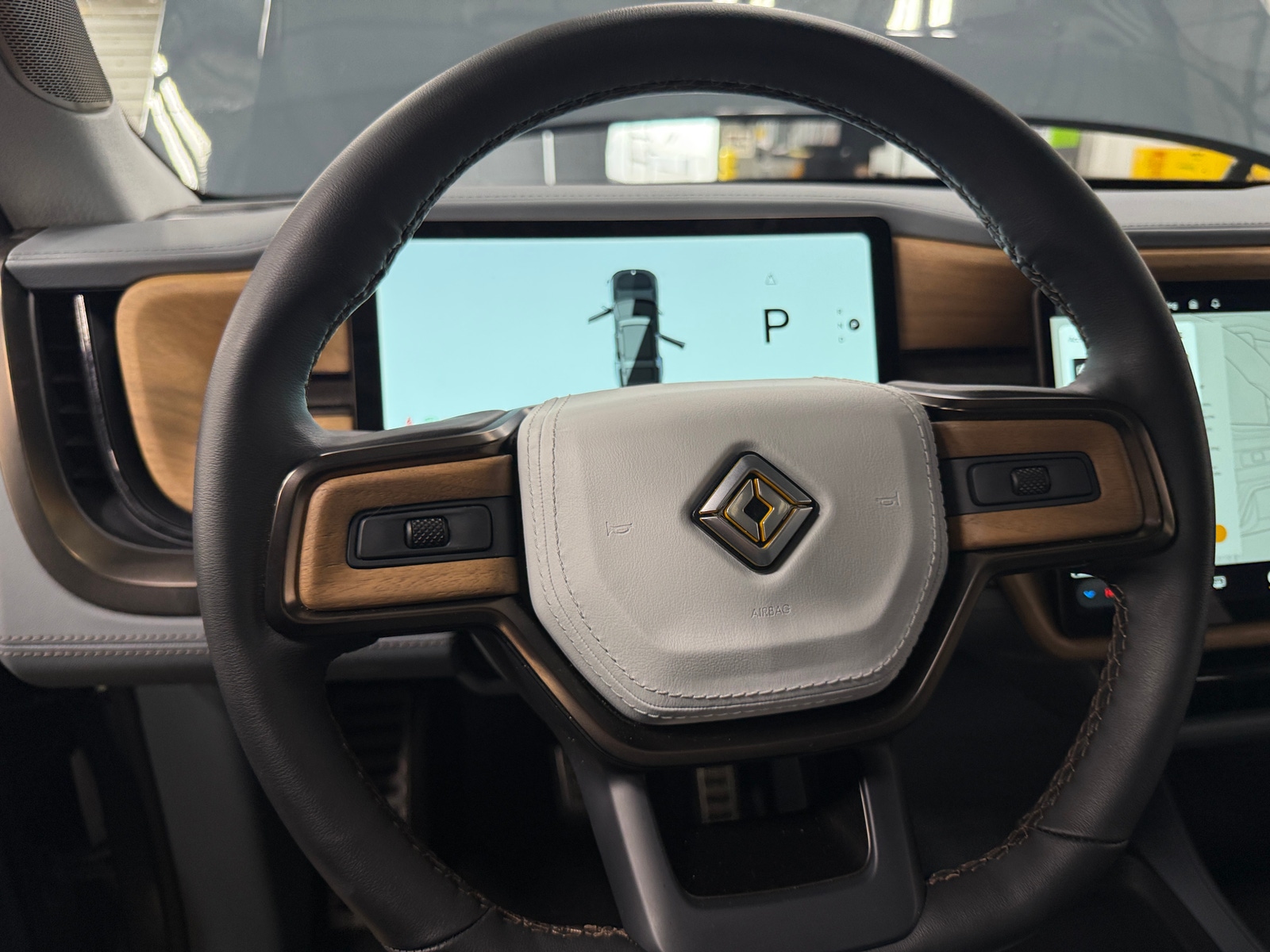 Thumbnail: 2025 Rivian R1S - 4