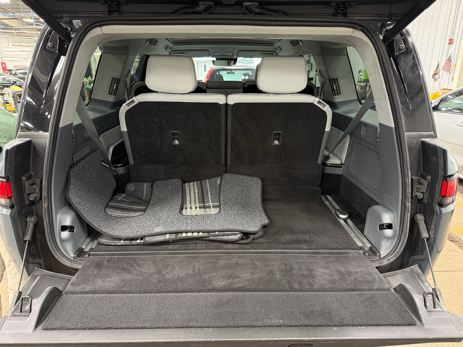 Thumbnail: 2025 Rivian R1S - 6