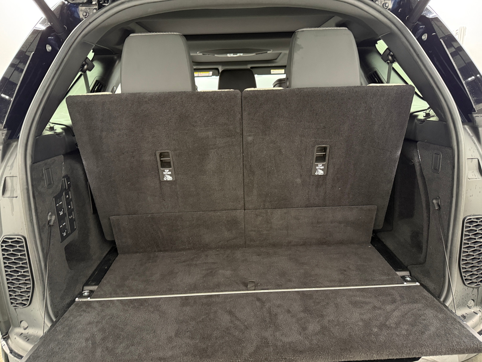 Thumbnail: 2023 Land Rover Discovery - 6