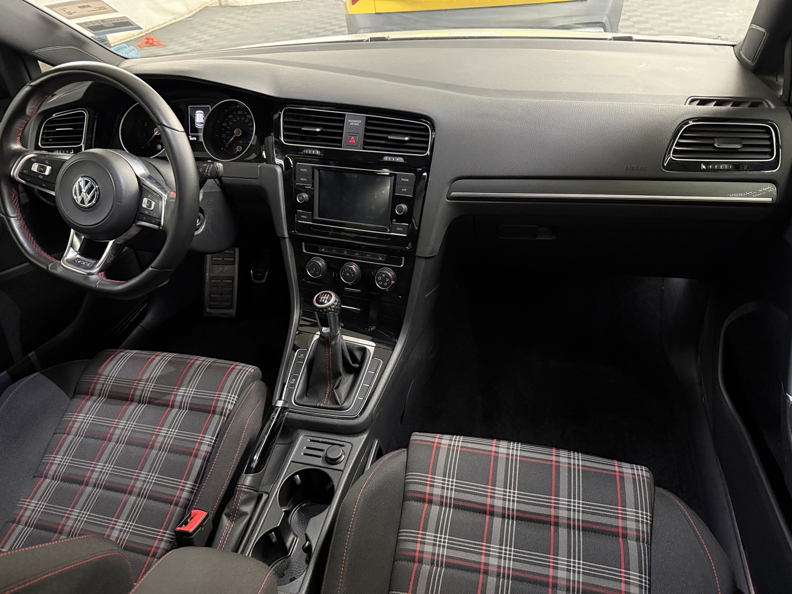 Thumbnail: 2020 Volkswagen Golf - 3