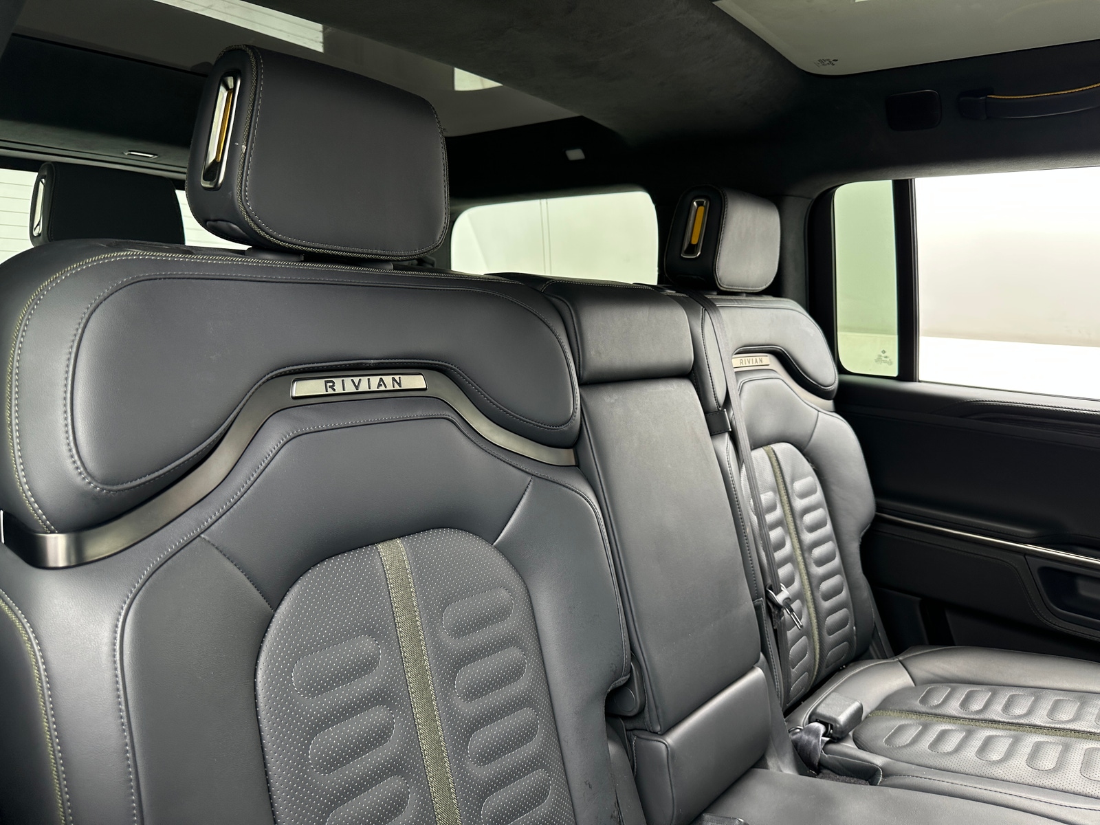 Thumbnail: 2024 Rivian R1S - 4