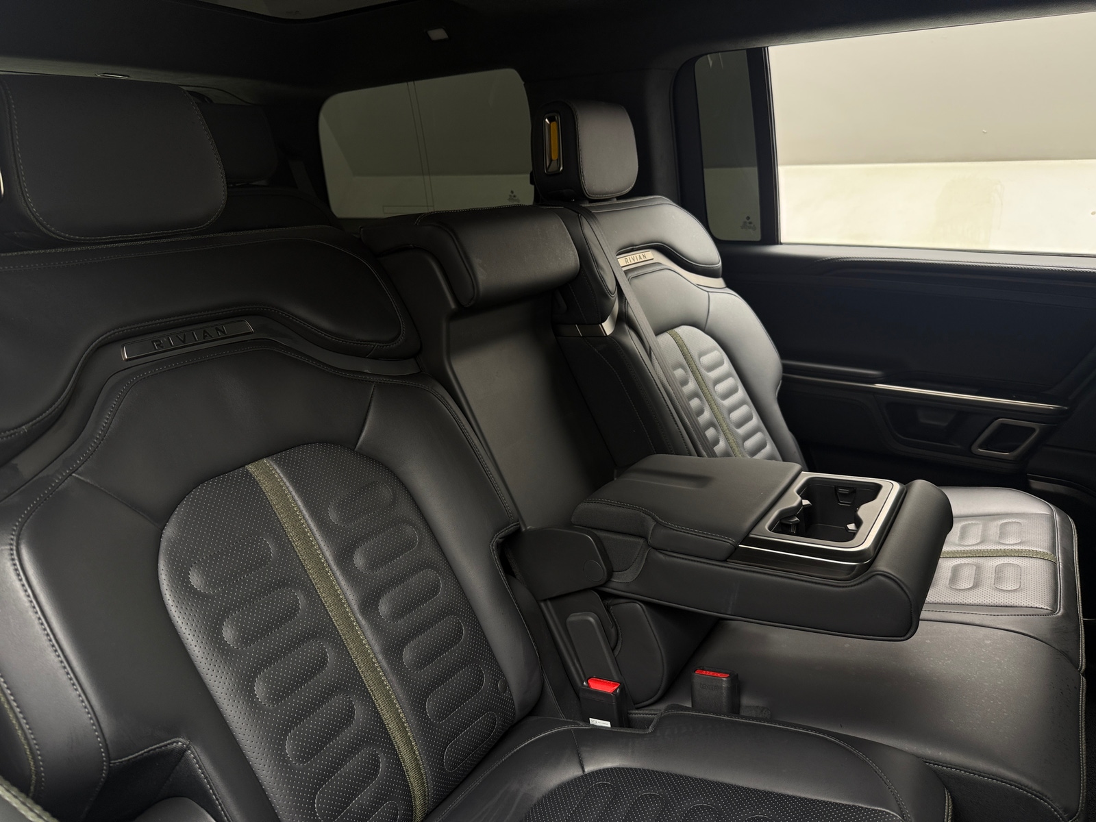 Thumbnail: 2023 Rivian R1S - 5