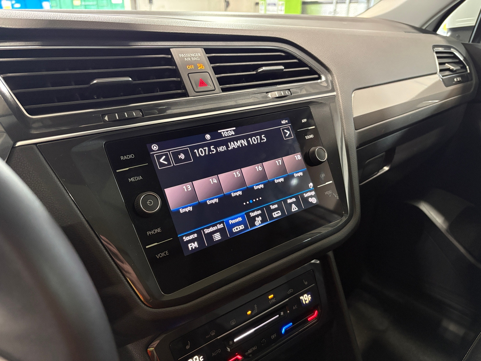 Thumbnail: 2023 Volkswagen Tiguan - 3