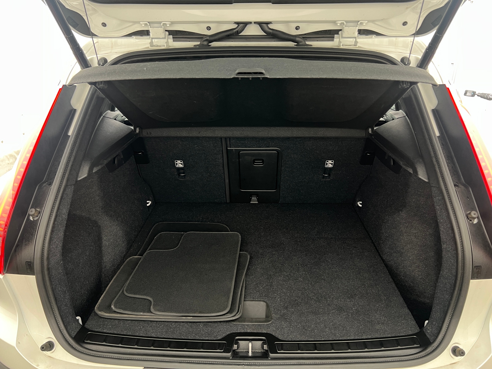 Thumbnail: 2025 Volvo XC40 - 7