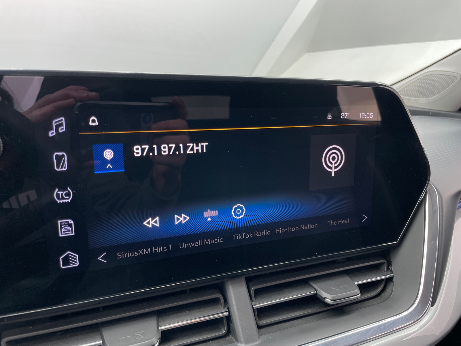 Thumbnail: 2025 Chevrolet Trax - 4