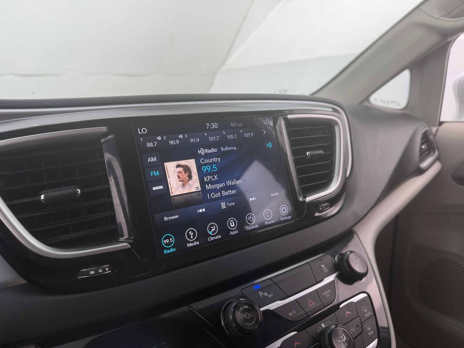 Thumbnail: 2018 Chrysler Pacifica - 3