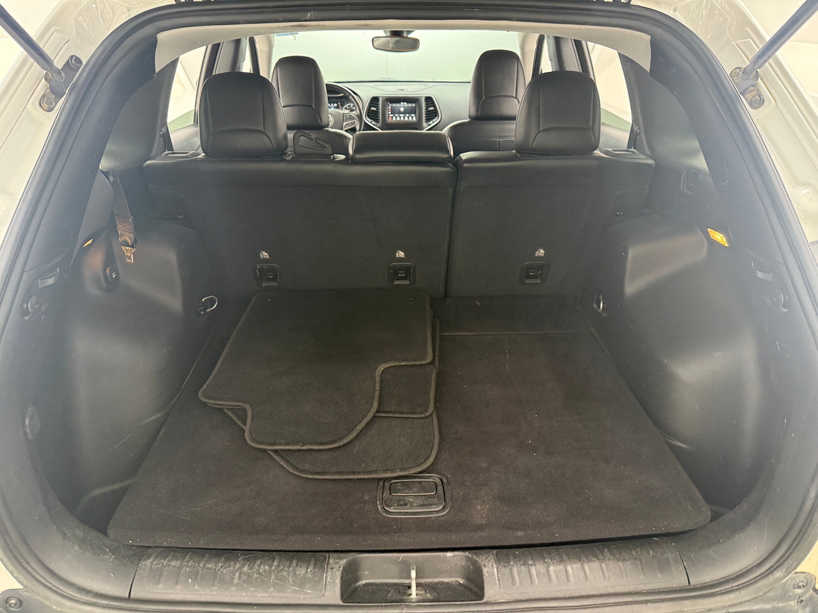 Thumbnail: 2020 Jeep Cherokee - 6