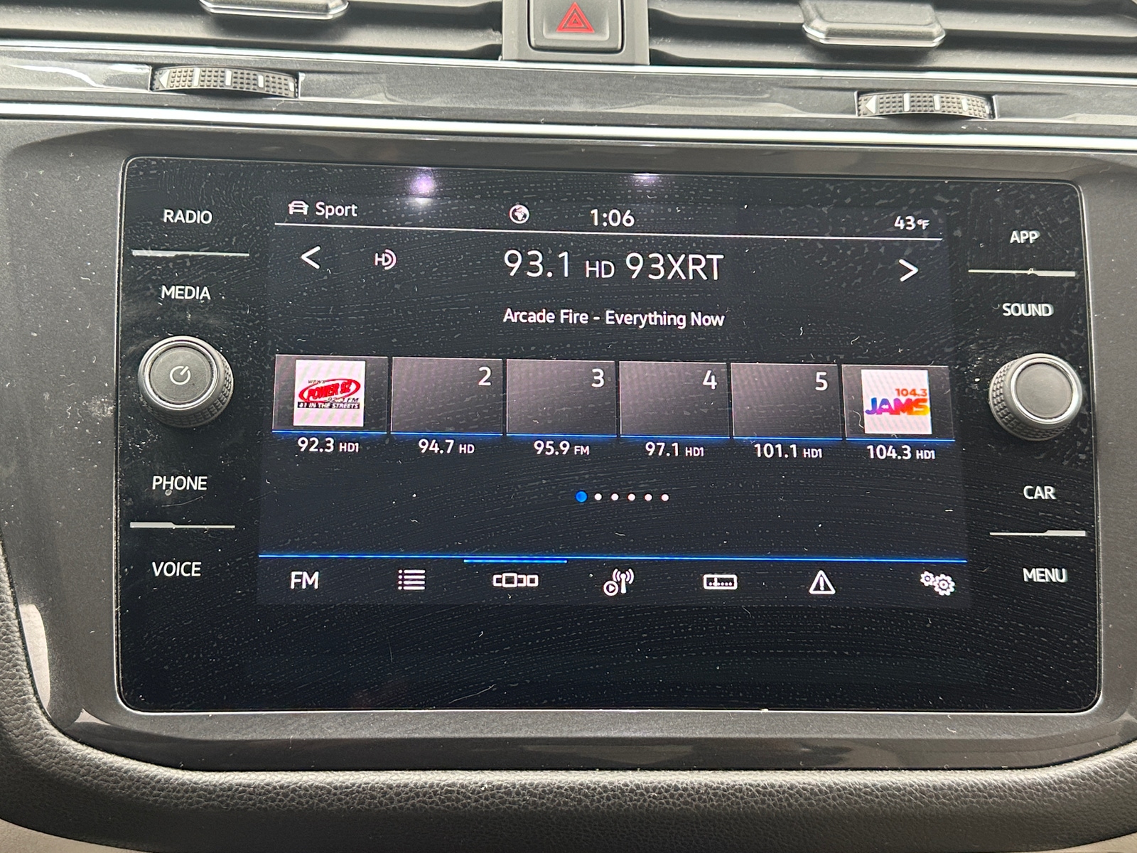 Thumbnail: 2023 Volkswagen Tiguan - 3