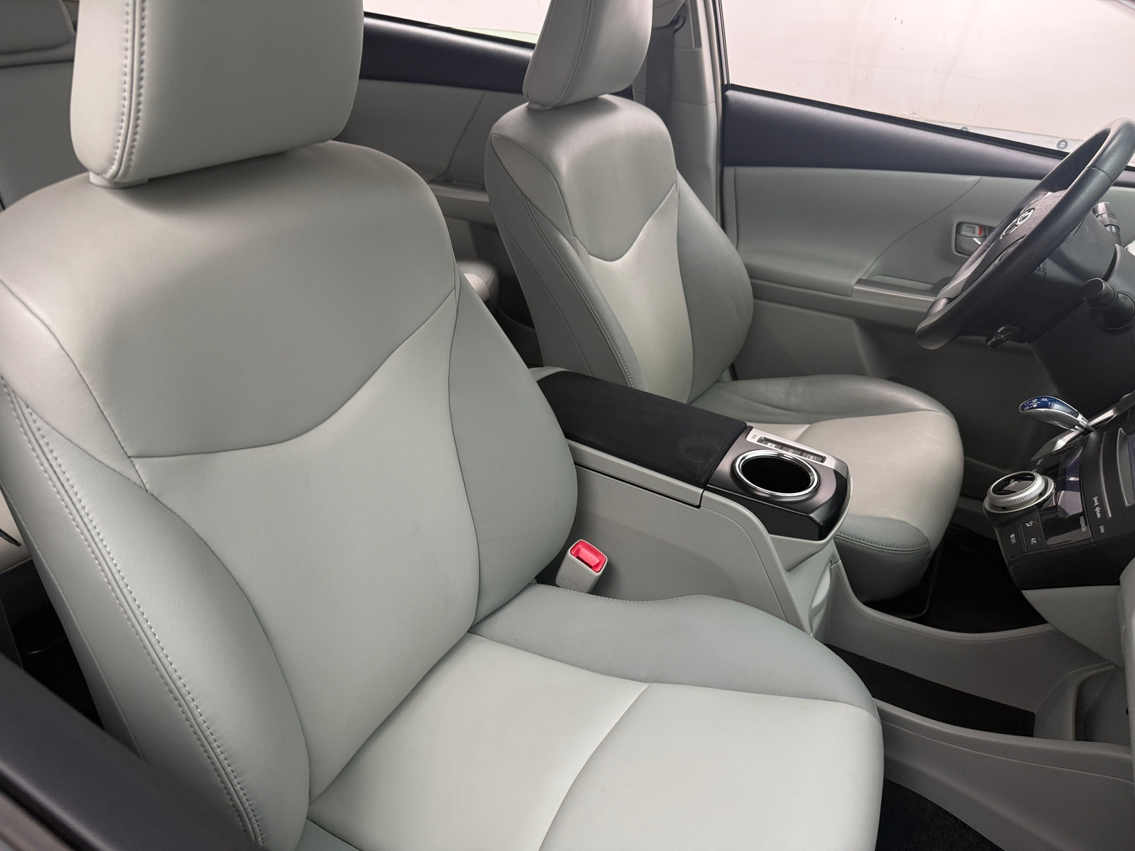 Thumbnail: 2014 Toyota Prius v - 2