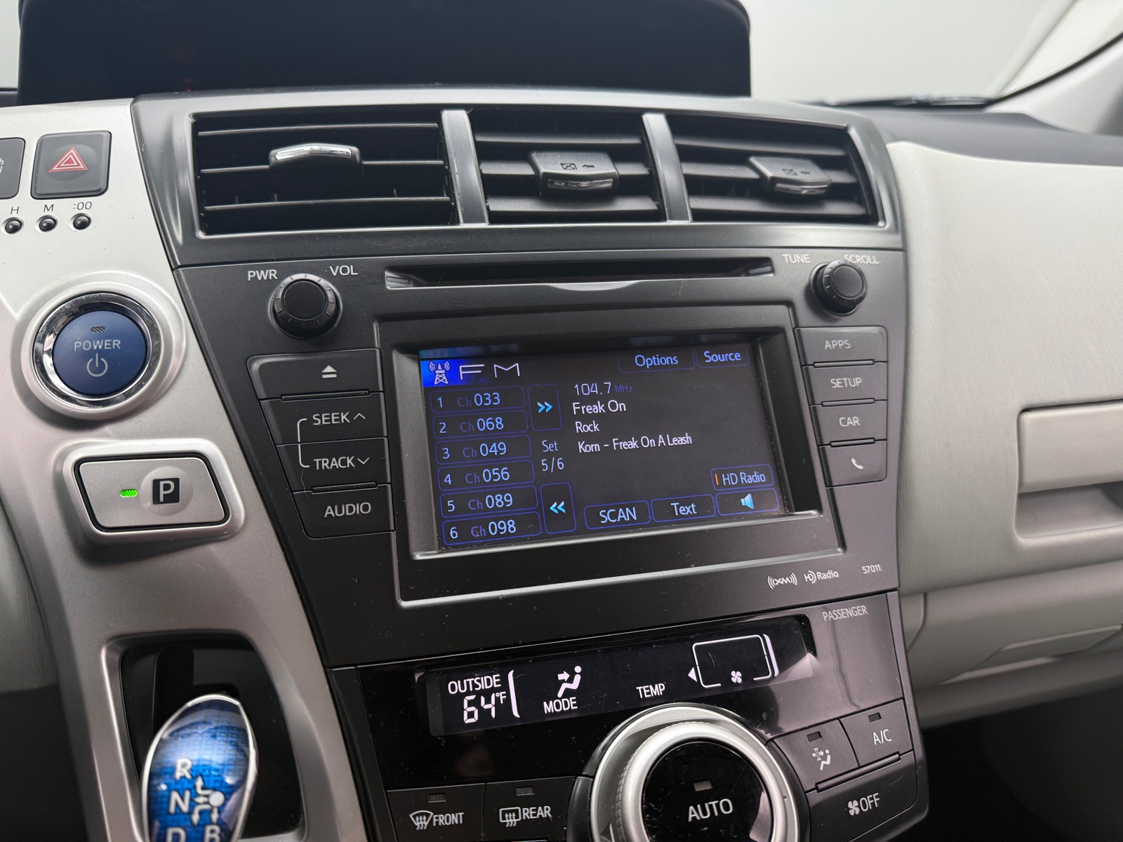 Thumbnail: 2014 Toyota Prius v - 4