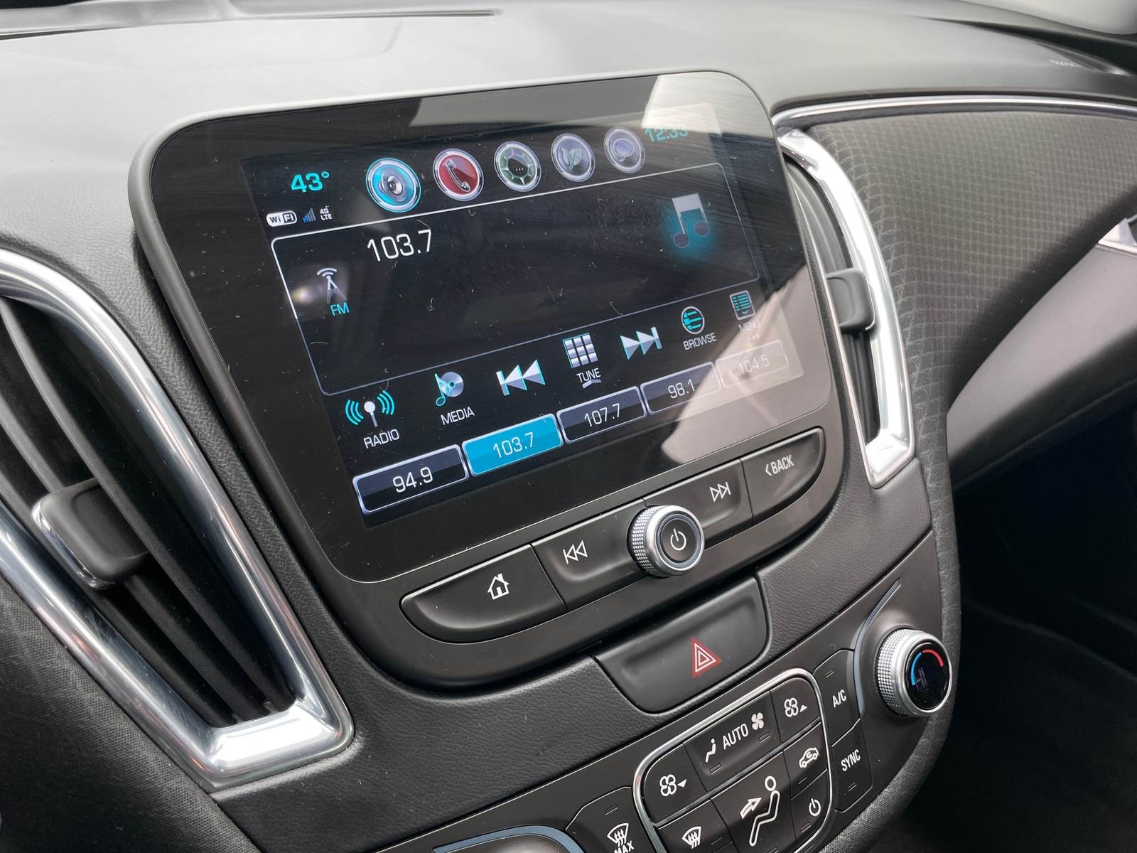 Thumbnail: 2017 Chevrolet Malibu - 4