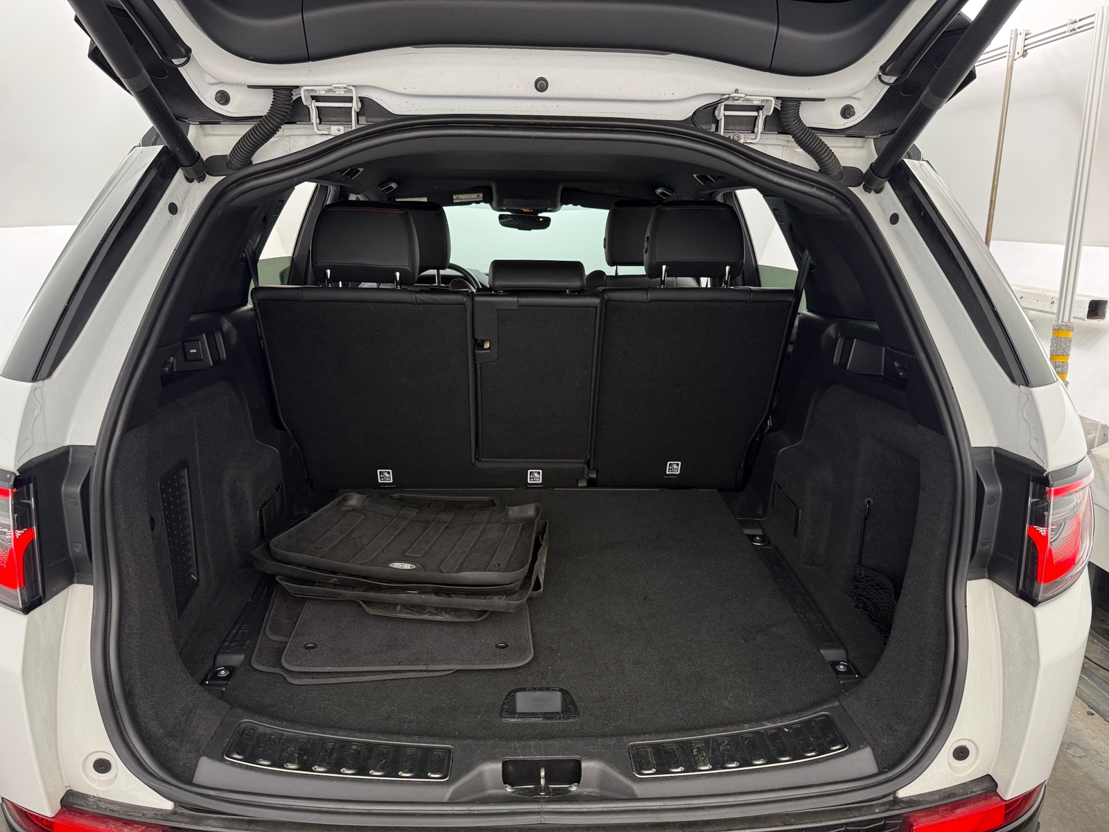 Thumbnail: 2021 Land Rover Discovery Sport - 6