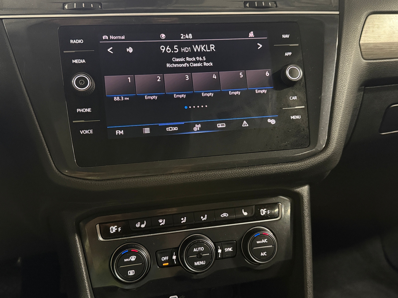 Thumbnail: 2021 Volkswagen Tiguan - 4