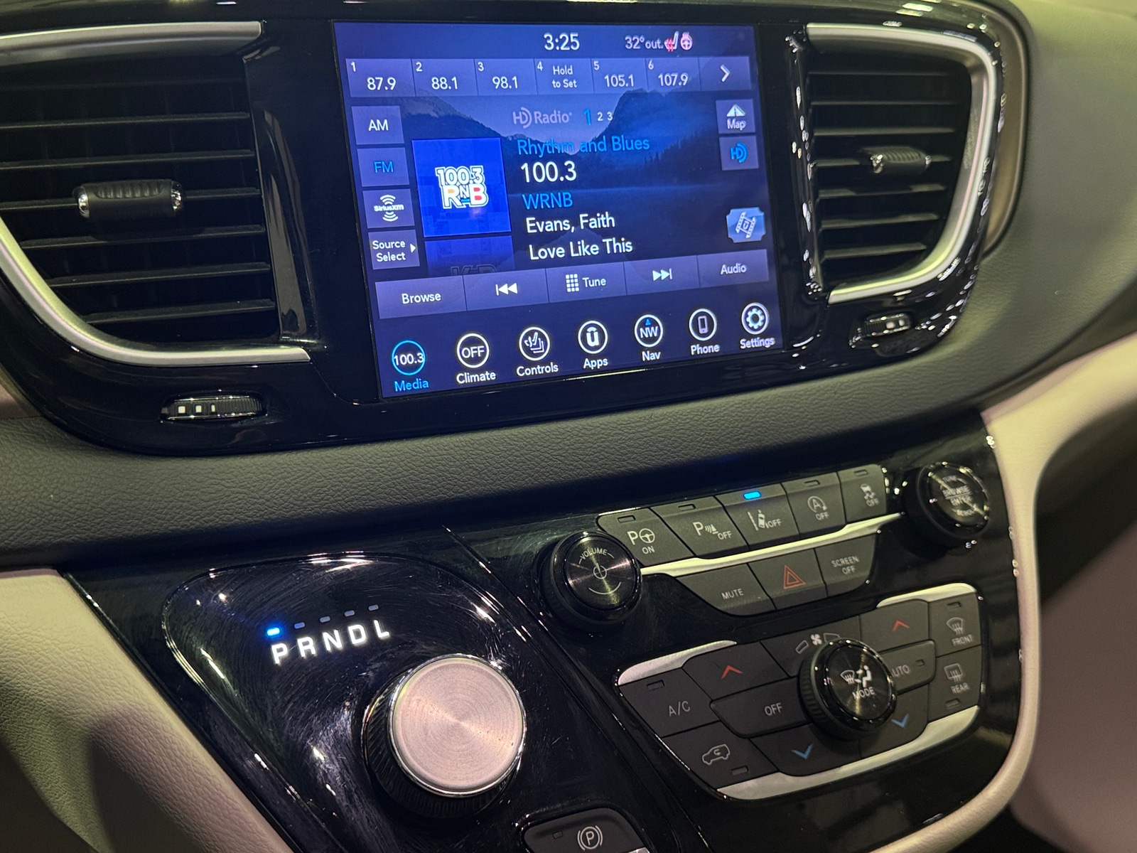 Thumbnail: 2018 Chrysler Pacifica - 3