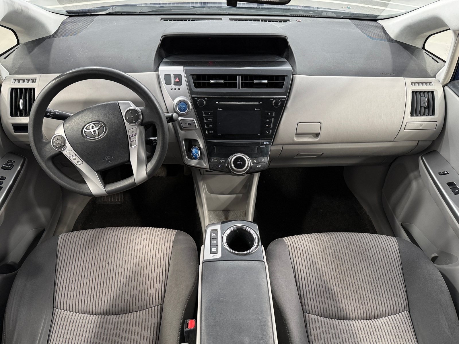 Thumbnail: 2017 Toyota Prius v - 3