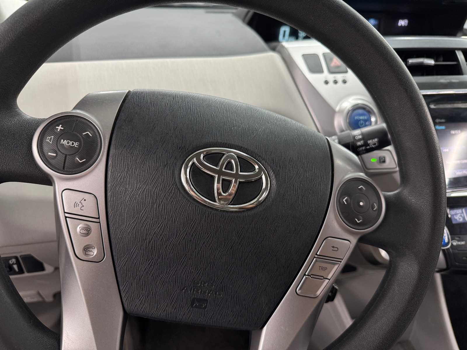 Thumbnail: 2017 Toyota Prius v - 5