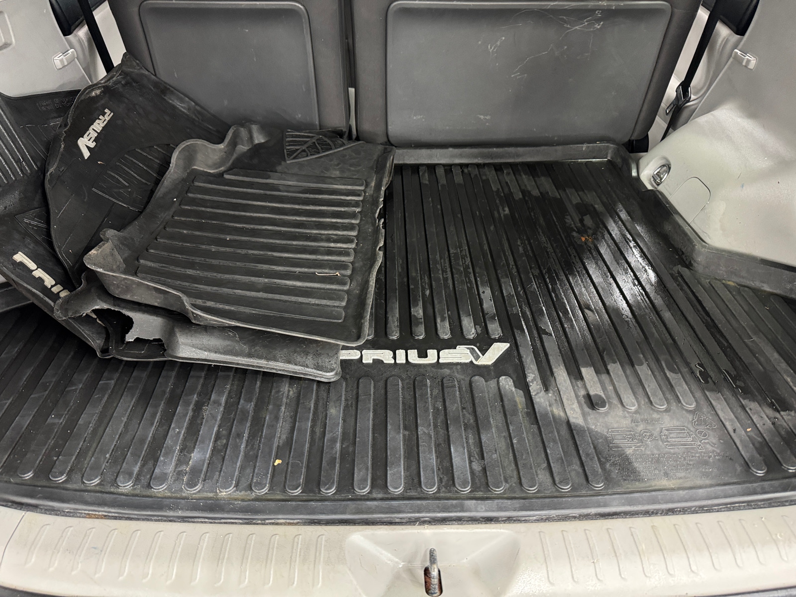 Thumbnail: 2017 Toyota Prius v - 7