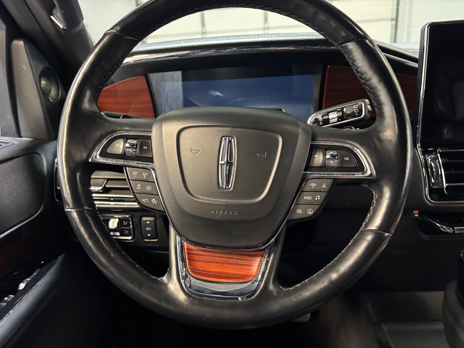 Thumbnail: 2024 Lincoln Navigator - 4