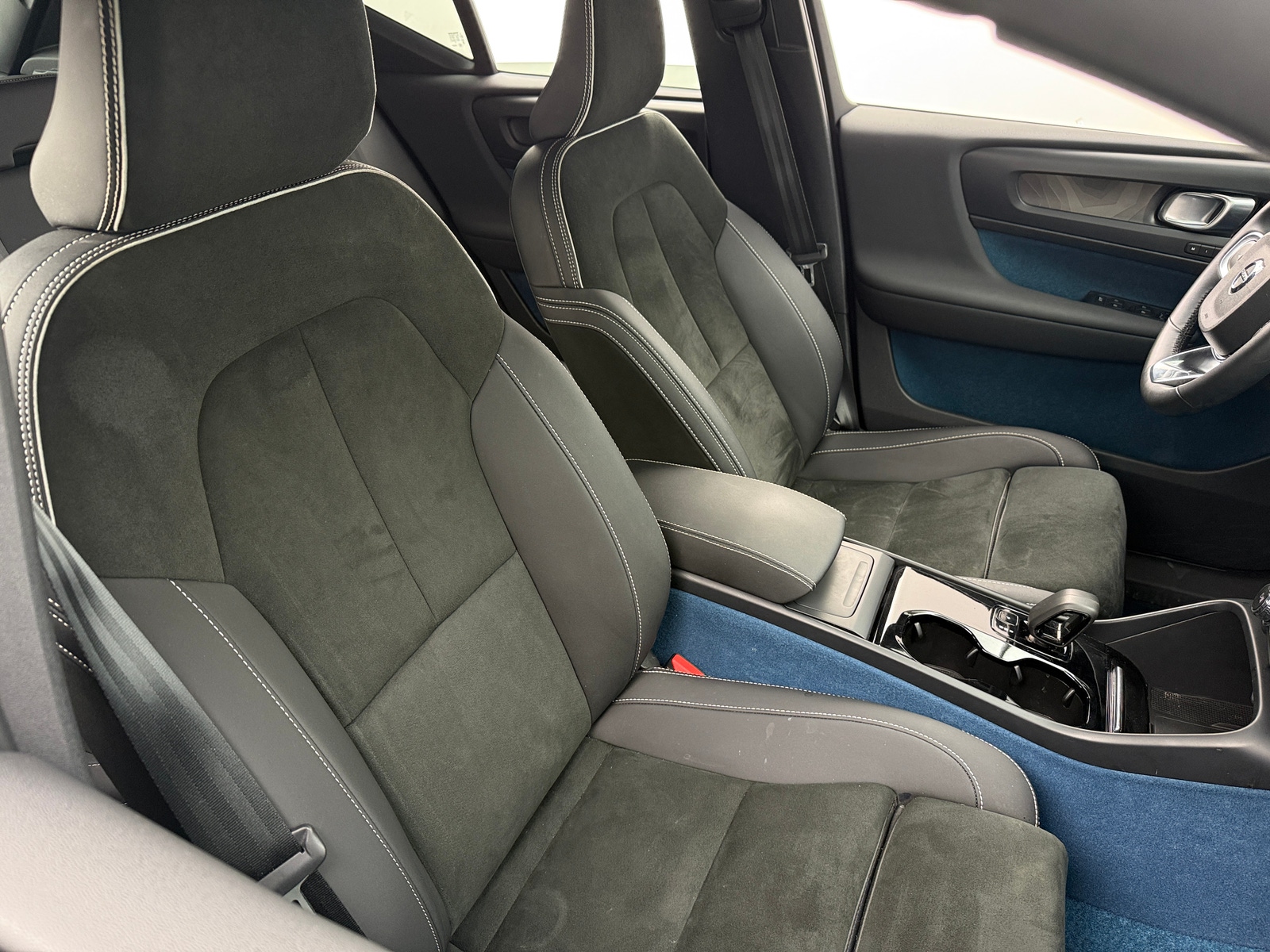 Thumbnail: 2023 Volvo XC40 - 2