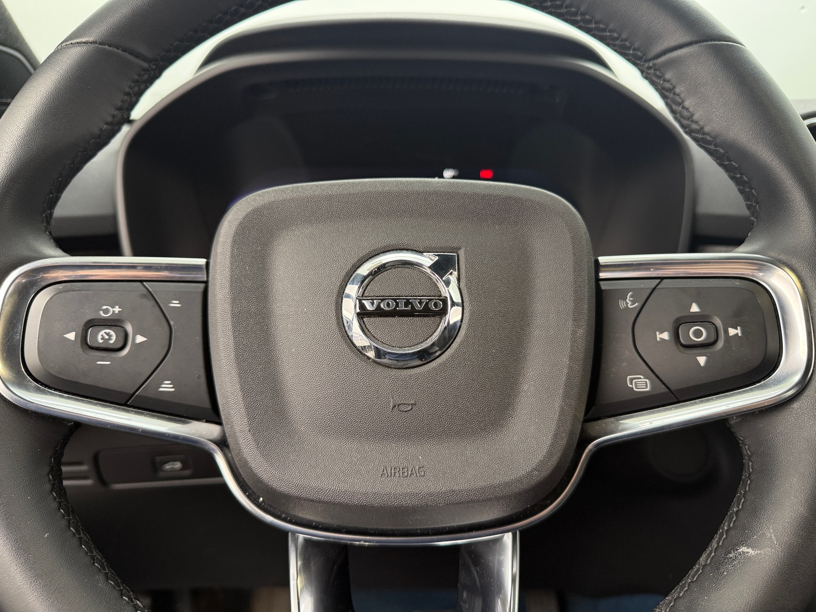 Thumbnail: 2023 Volvo XC40 - 5