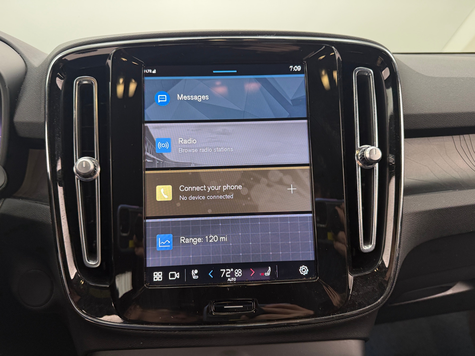 Thumbnail: 2023 Volvo XC40 - 4