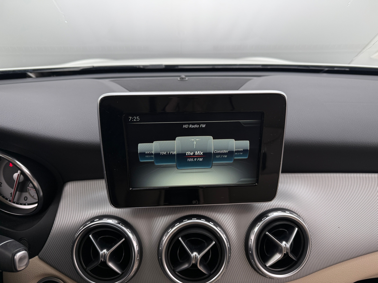 Thumbnail: 2017 Mercedes-Benz GLA - 3